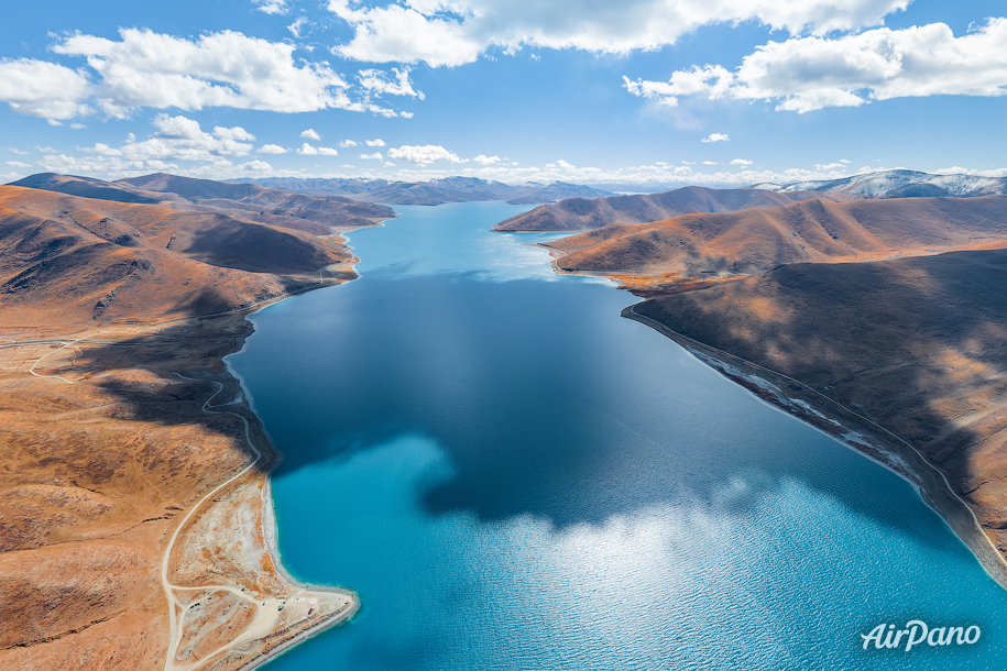 Yamdrok Yumtso lake