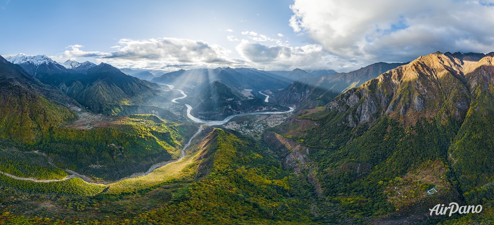 Mountain ridge at Yarlung Zangbo river