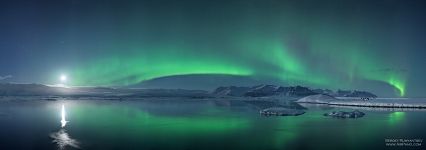 Aurora above the Jökulsárlón lagoon