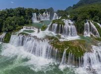 Rushing streams of Detian Falls