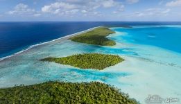 Above Motu Tiaraunu and Tauini, view of Auroa, Hiraanaa, Oroatera