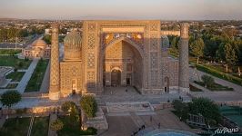 The main entrance to the Kalyan Mosque