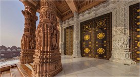 Akshardham, Pillars